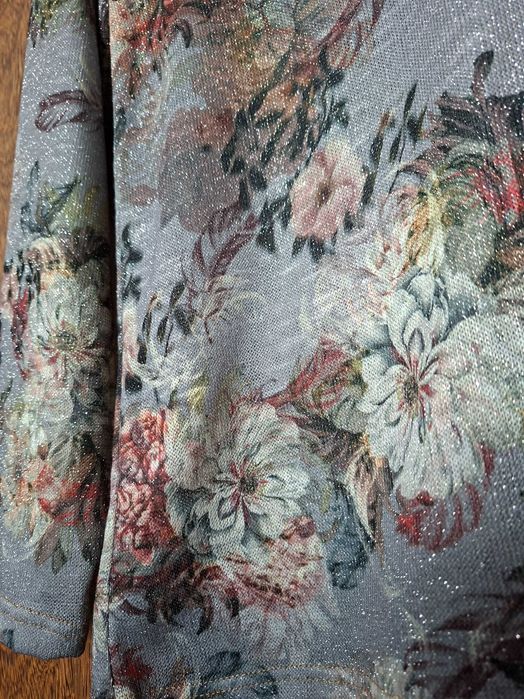 Blusa padrão floral em bico com fio brilhante