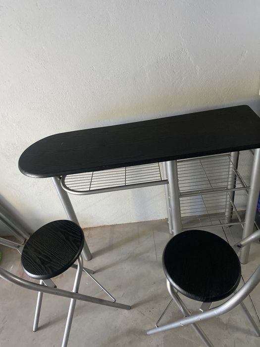 Mesa alta com dois bancos