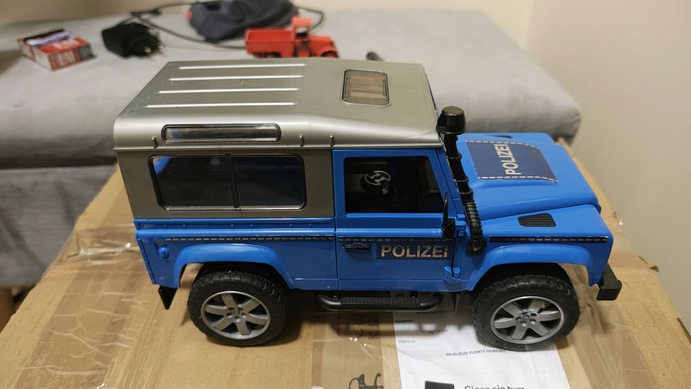 Bruder land rover