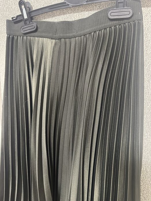 Спідниця темно зелена в складку H&M