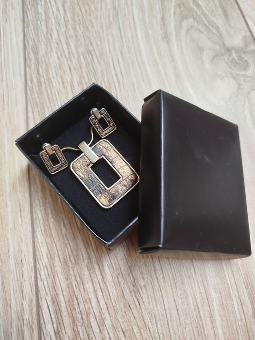 Złoty zestaw biżuterii z kwadratami