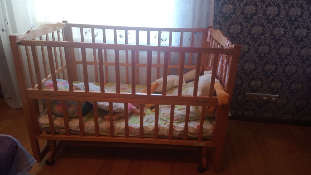 Колиска  з матрасом в хорошому стані