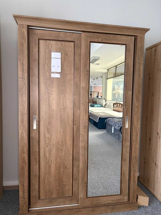 Szafa z lustrem – drzwi przesuwne – elegancka i pojemna