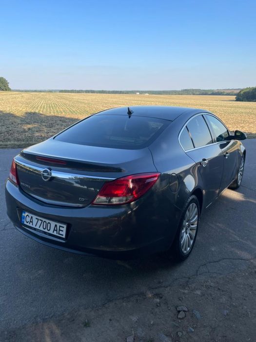 Продаю власний офіційний Opel Insignia в кузові седан