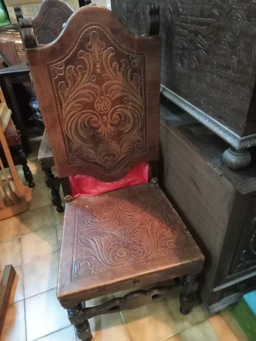 Seis Cadeiras de couro e pregaria