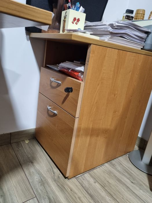 Escritório com Secretária , bloco de gavetas  2 armários para arquivo