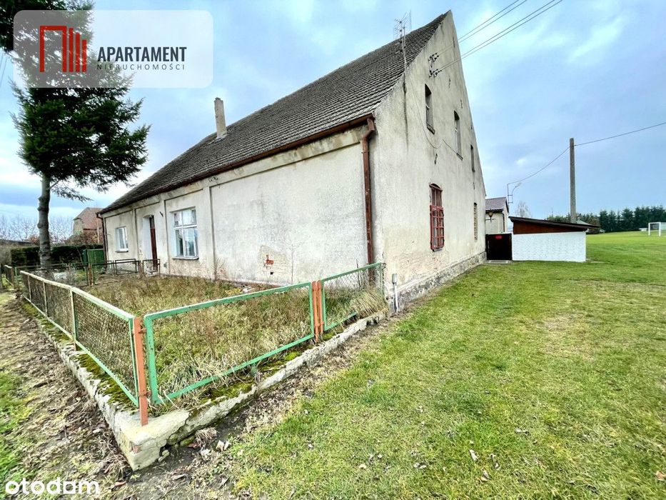 Dom z czerwonej cegły na wsi