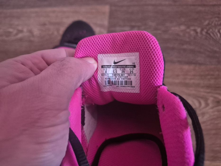 Кроссовки Nike 

Состояние: 10/10
Размер: 39 (25см)
Цена: 800 грн 

За