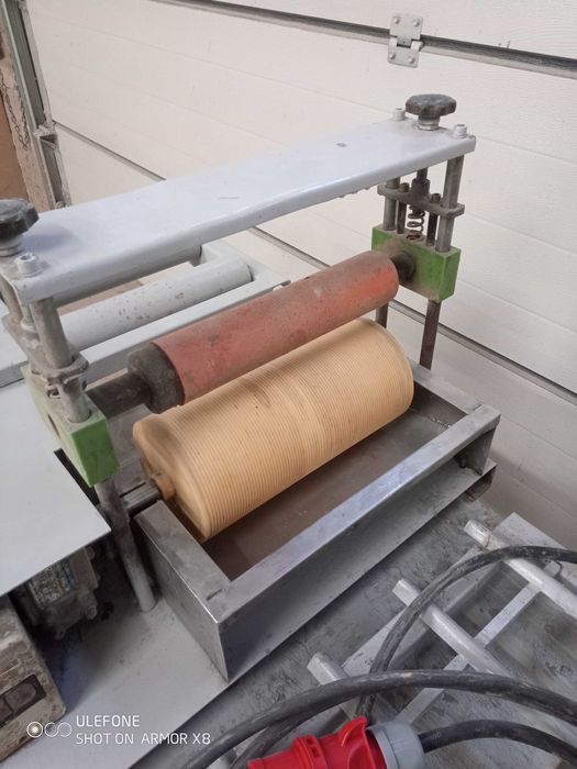 Walcowa jednostronna nakładarka kleju