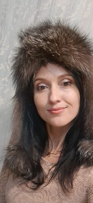 Жіноча шкіряна шапка з чорнобурки