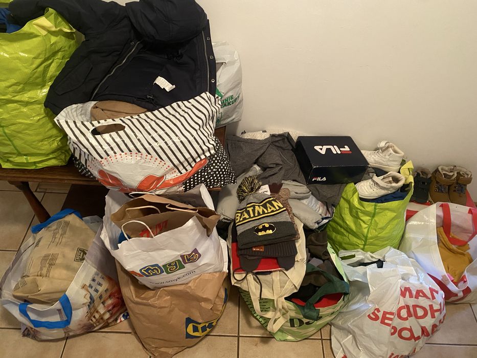 Paka ubran kurtki, czapki , spodnie koszulki , buty