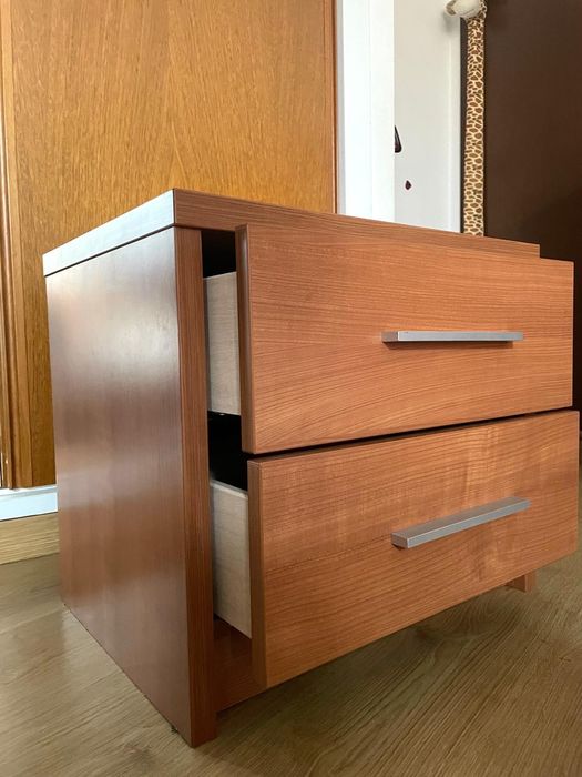 Cama individual com colchao,cómodo e duas cabeceiras