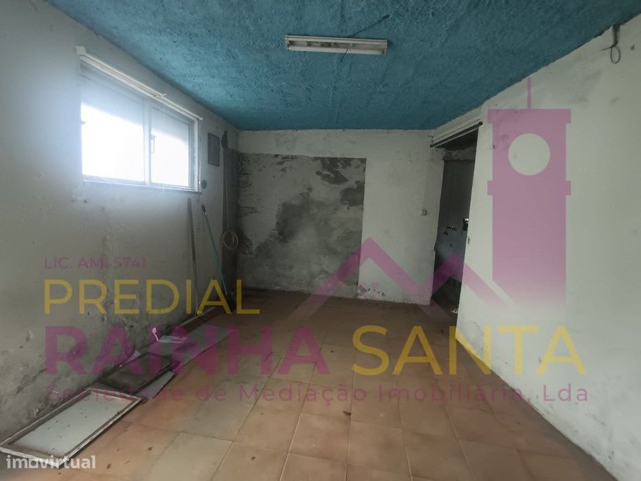 Moradia em 2 pisos para reabilitar. Quintal e anexo-Lousã