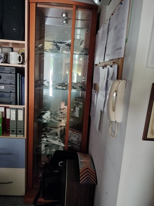 Sala de estar, jantar e quarto solteiro.