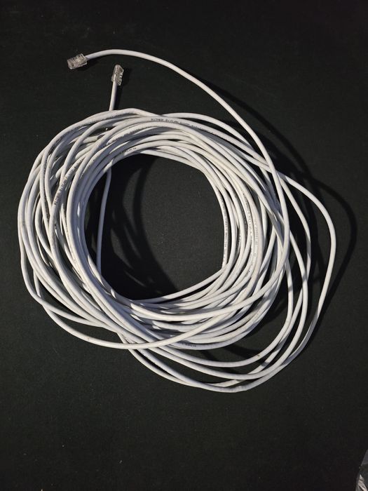 Kabel internetowy cat6 350mhz 25mb, gotowy do pracy.