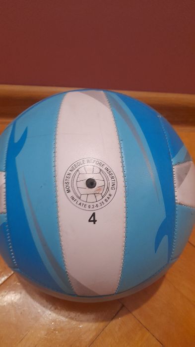 Niebieska profesjonalna piłka do siatkówki.