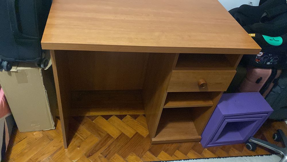 Vendo secretária em madeira tom carvalho claro (mel)