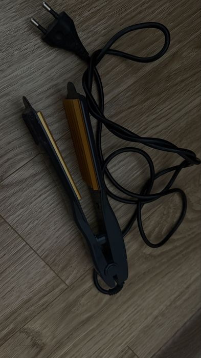 Це випрямляч для волосся бренду ASPRO, модель 1100A,