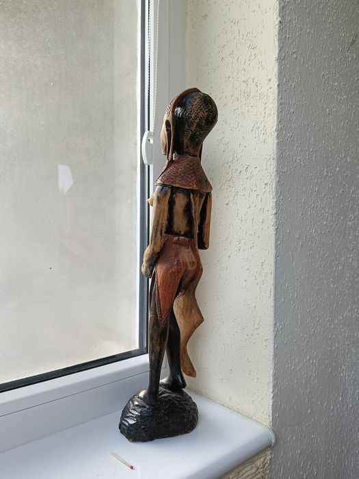 Stara afrykańska rzeźba z drewna kobieta akt pracująca z wodą i dużymi