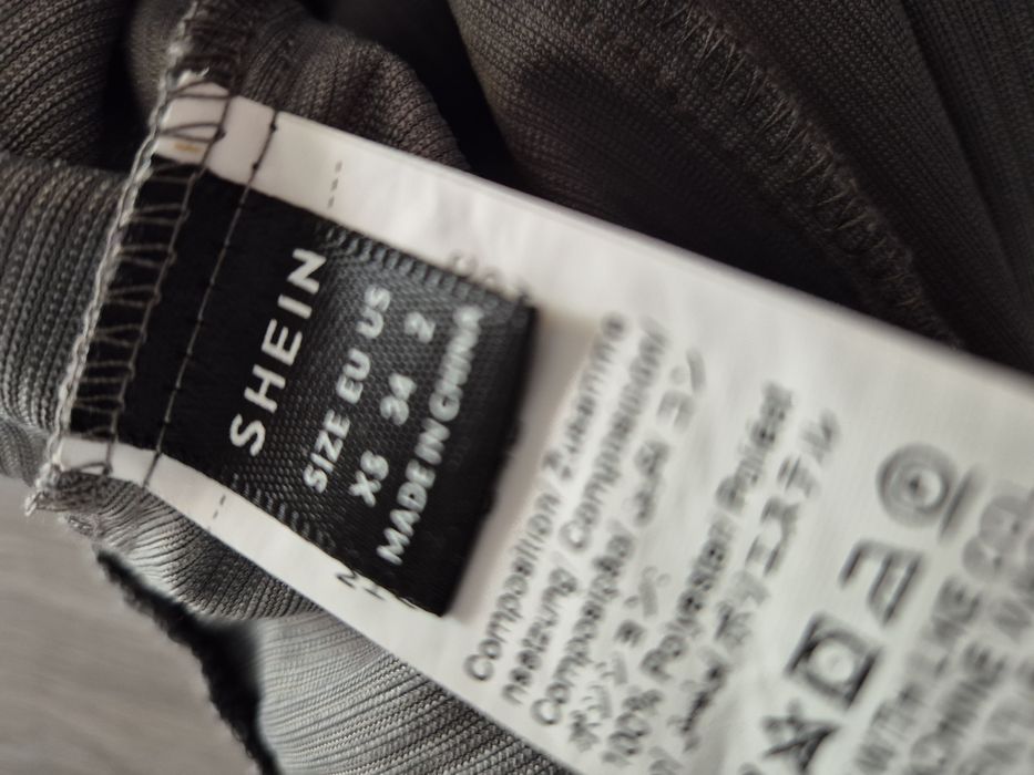 Calças Cinza Shein

Tecido macio com textura canelada
Bolsos laterais