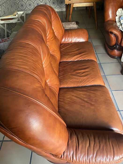 Sofás em Pele: 1 Sofá Cama 3 Lugares + 2 Poltronas + 2 Mesas de Apoio