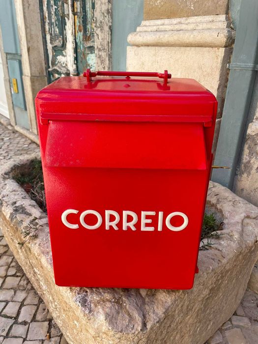 Caixa de Correio Metálica Vermelha – Como Nova