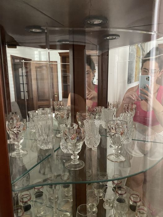 Móvel de esquina para sala ou sala de jantar com louça incluida.