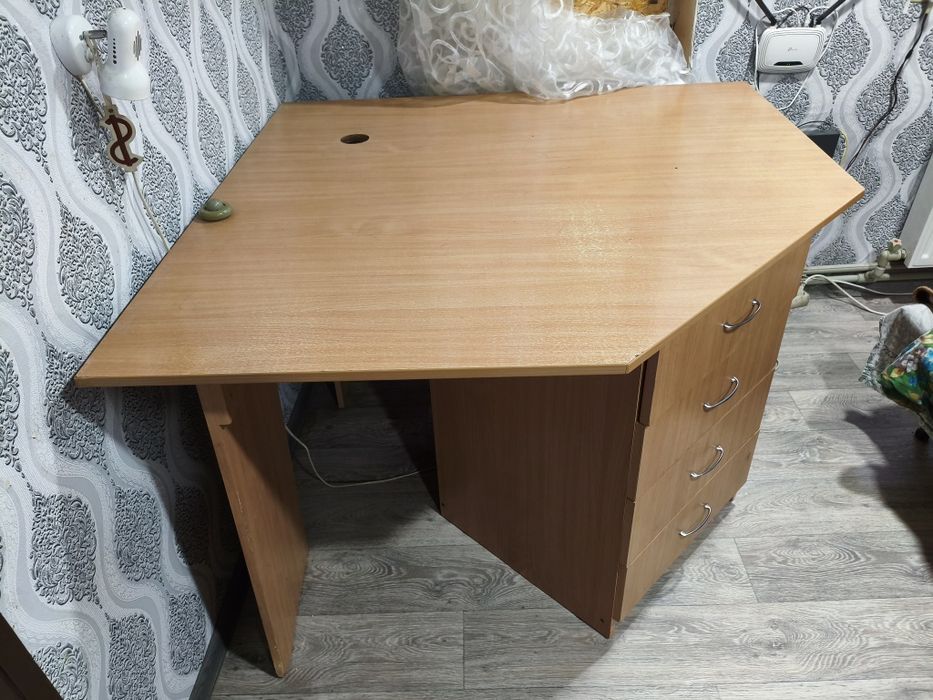 Продам угловой стол