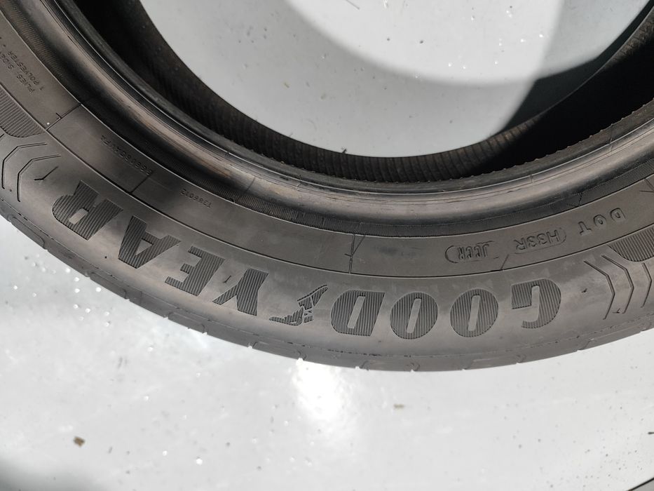 2 pneus semi novos 215-55R17 Good Year - Oferta dos Portes