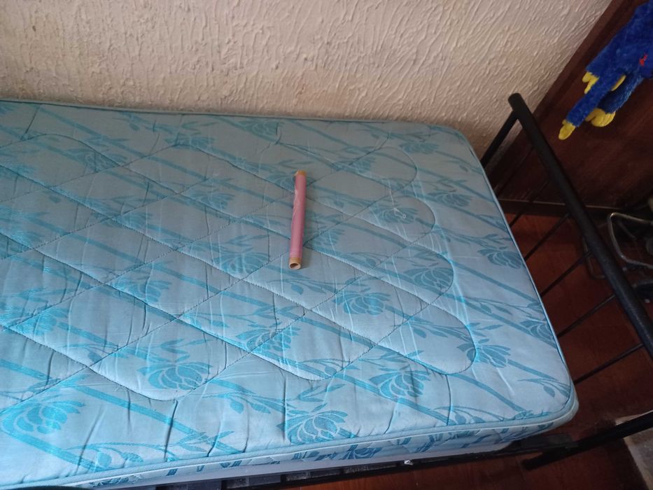Cama com colchão solteiro  aceito troca pot bicicleta