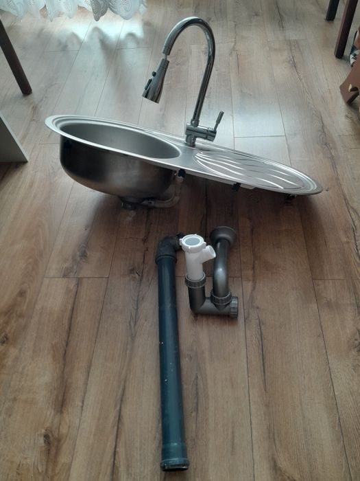 Zlewozmywak jednokomorowy z baterią