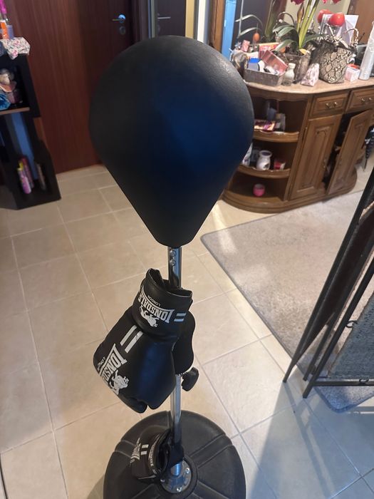 Punching ball com luvas de boxe