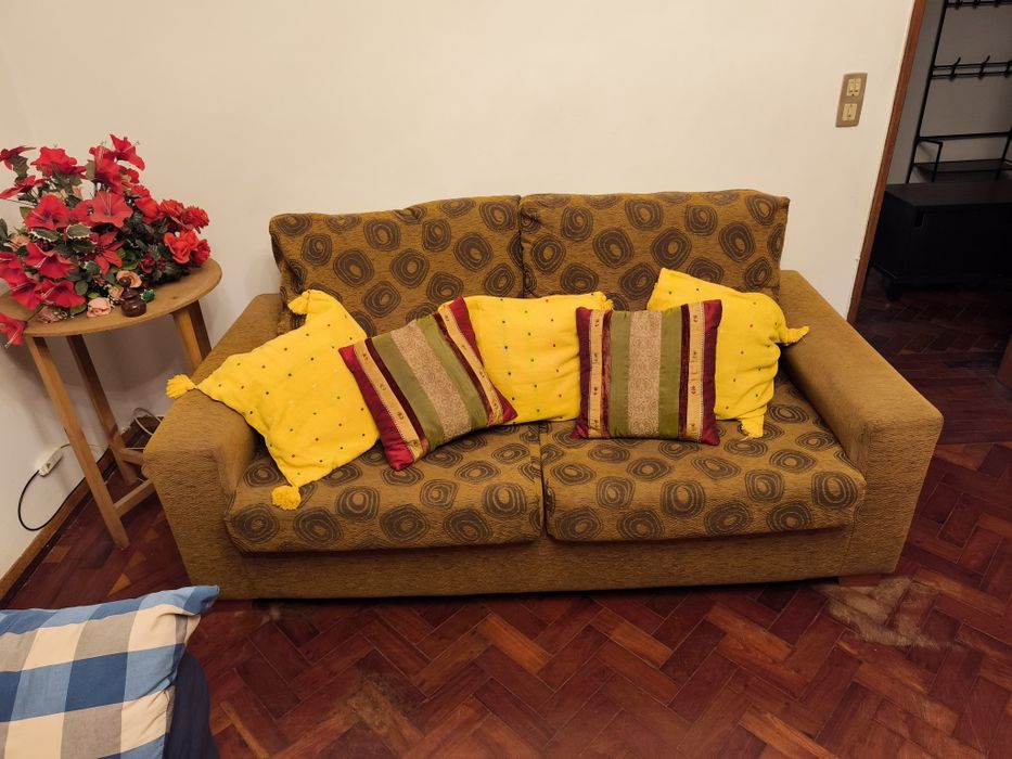 Dois sofás usados