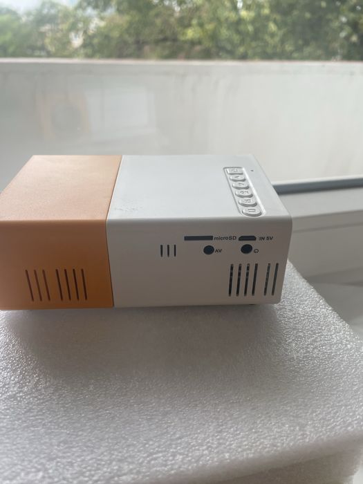 LED Projektor YG-300