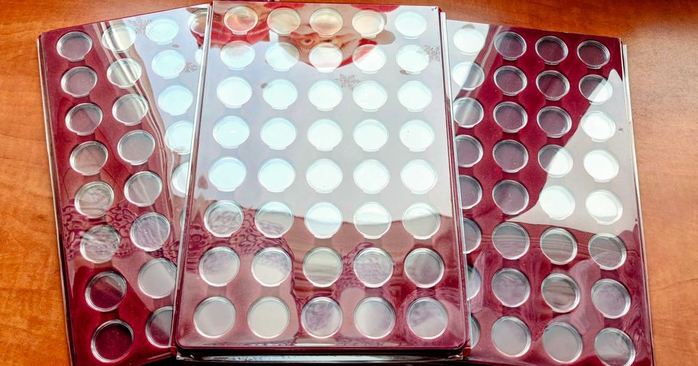 Palet na monety, plus kapsle, plus osłonki na palety.