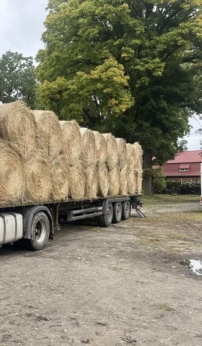 Transport  balotów siana słomy kiszonki beli