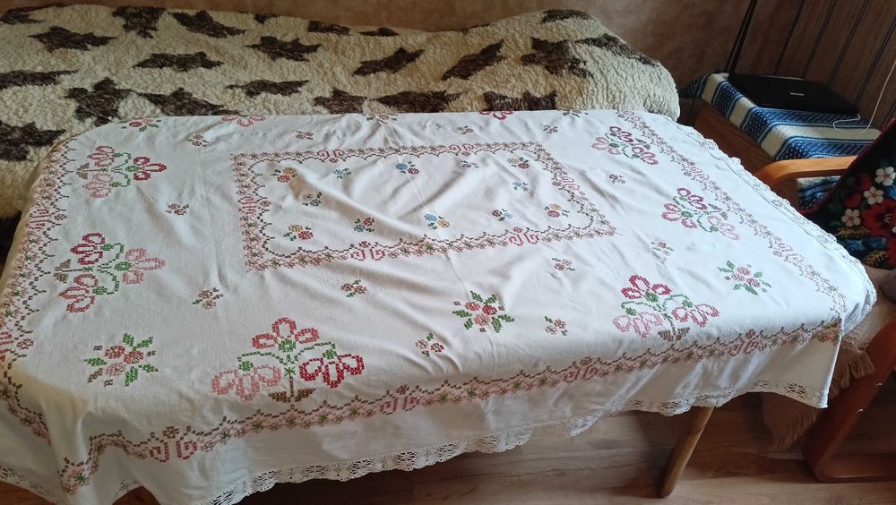 Obrus PRL haft ręczny, bawełna, koronka, krzyżyki