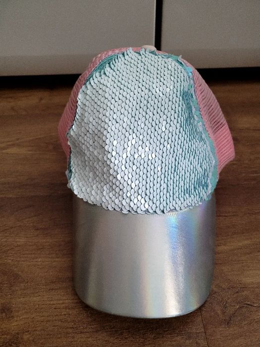 Czapeczka z daszkiem z cekinami i siateczką 56 dla dziewczynki