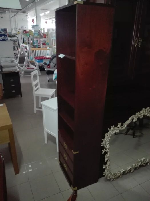 Móvel alto de prateleiras Mogno