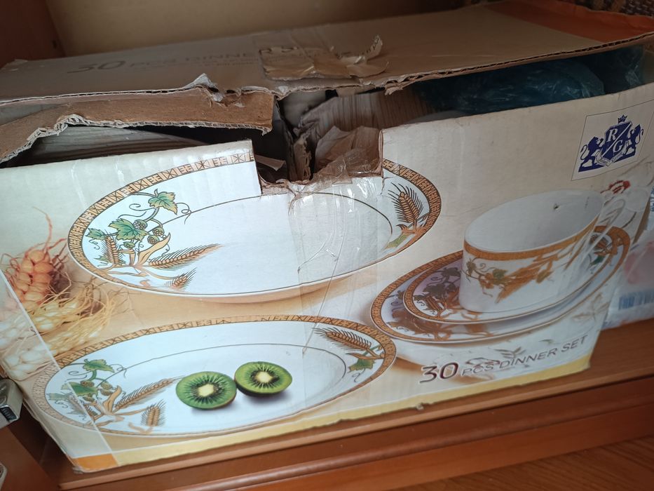 Супер-Набір посуду фарфоровий з 30 тридцяти предметів з позолотою.