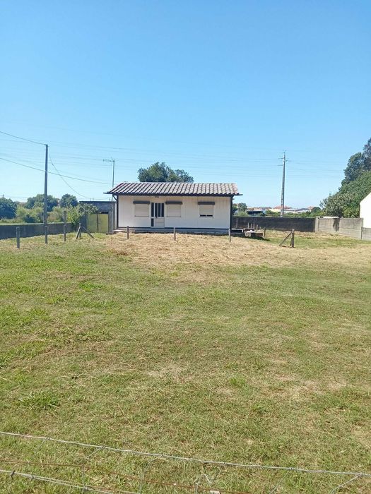 Terreno com casa prefabricada