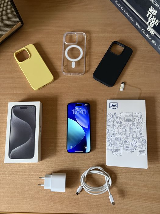 iPhone 15 Pro Black Titanium 128GB ZESTAW 3x etui, szkło, fast charger Czarny