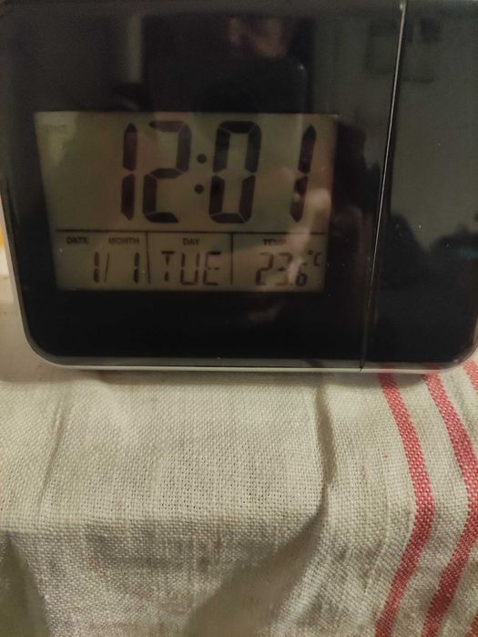 Zegar budzik na baterie