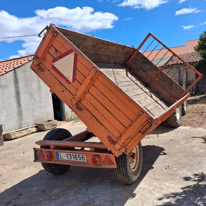 Reboque  tribascula para trator agrícola