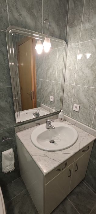 Móvel lavatório, resguardo banheira, torneiras, chuveiro