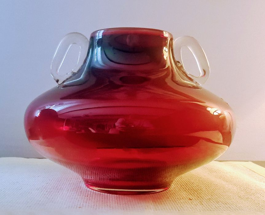 Rubinowy wazon lata 70  projektant Jerzy Słuczan Orkusz