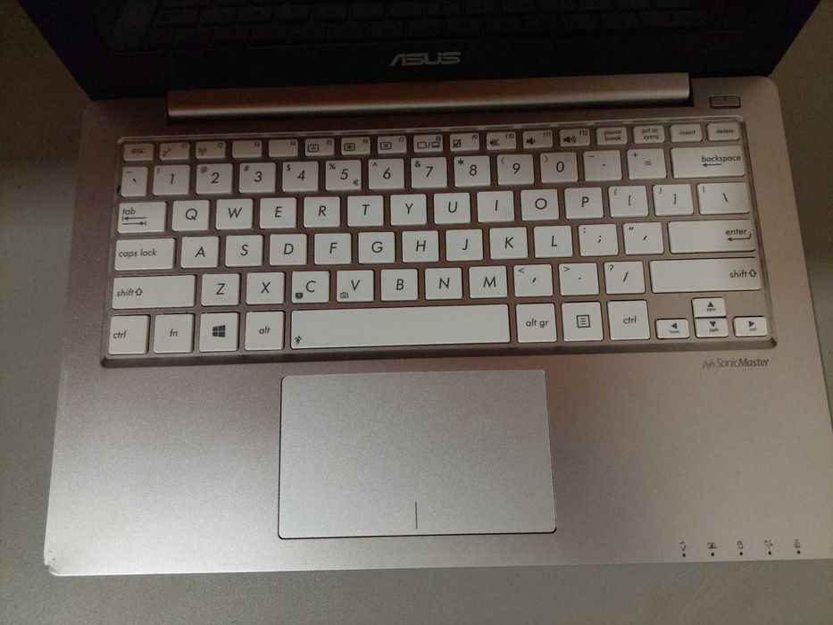 Smukły laptop/notebook Asus X201E (SSD, 4GB RAM)