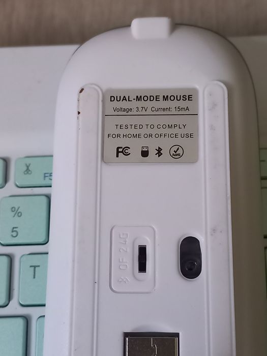 Безпроводная блютуз клавиатура + мышка.