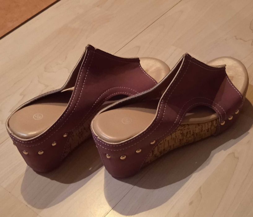 Piękne wysokie lekkie purpurowe klapki