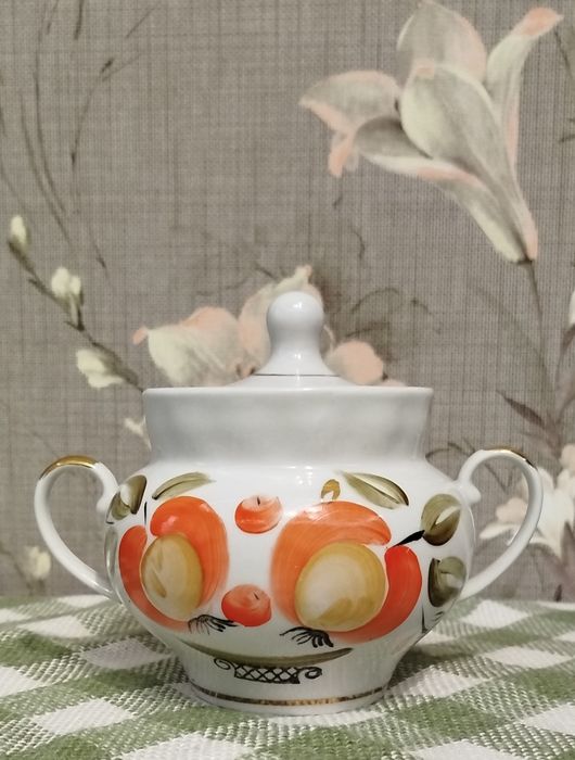 Цукорниця, заварочний чайник.